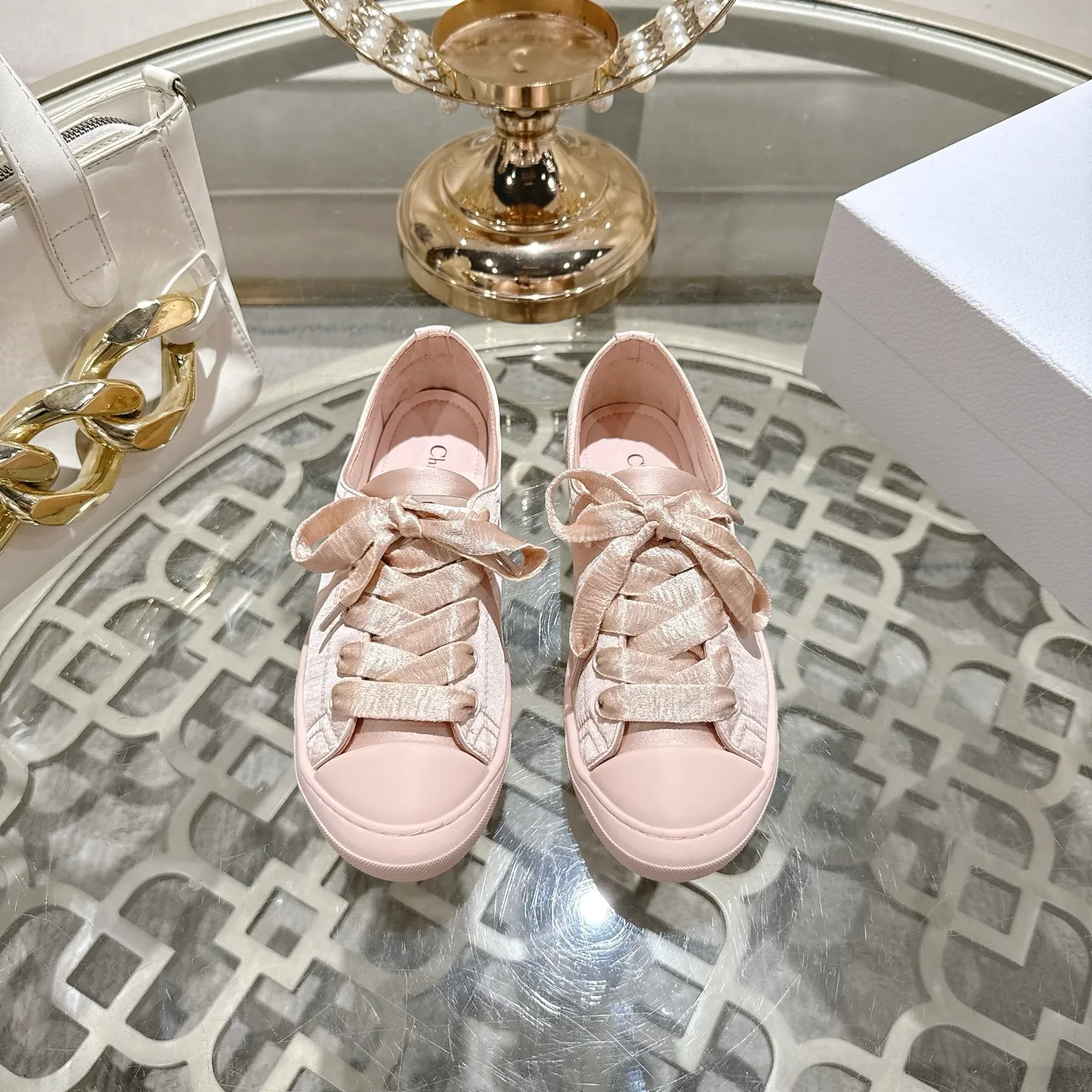 👟👟Ex-factory price 520👟👟 DIOR Dior's 2025 latest lucky satin casual shoes thin-soled shoes. Many celebrity Internet celebrities planted Chanristian Dior logo buckles. The designer really understands the needs of girls in summer. This new product Lucky thin-soled shoes are as cute as her name. The thin sole + shallow mouth design makes the whole pair of shoes very light and easy to wear. Fabric: Satin with wide satin laces of the same color. They are so beautiful that they are speechless in the sun. The soft shoe body looks like stepping on clouds with socks and culottes. It is windy and lazy when walking. It gives you the "effortless" elegance when you take a shot. Outsole: Original molded TPU outsole Size: 35-41 (41 is custom-made and cannot be returned or exchanged)